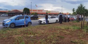 Pavimento mojado provoca carambola frente a Home Depot