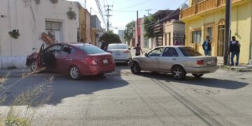 Aparatoso choque en el 21 Morelos