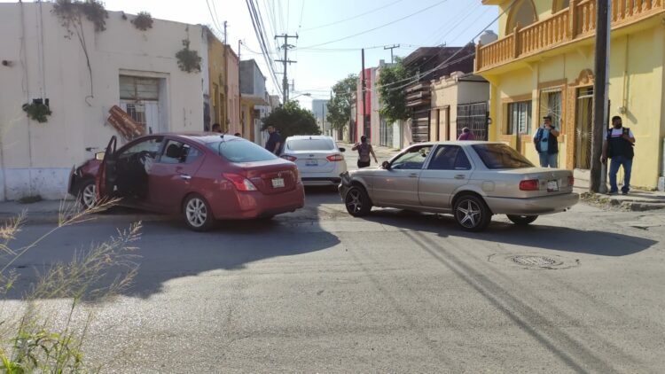 Aparatoso choque en el 21 Morelos