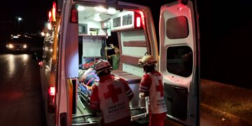 Hospitalizan a sujeto tras caer de su motocicleta