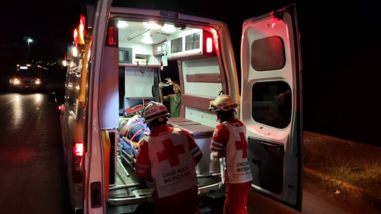 Hospitalizan a sujeto tras caer de su motocicleta