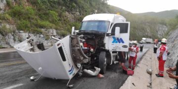 Trailero pierde el control en la Carr. Victoria – Jaumave