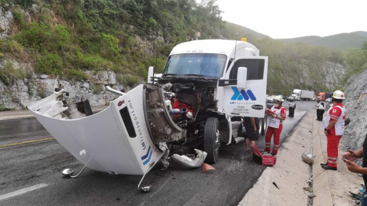 Trailero pierde el control en la Carr. Victoria – Jaumave
