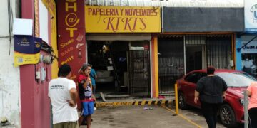 Confunde acelerador con el freno y destroza papelería del Cbtis24