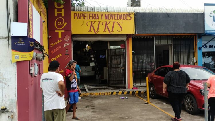 Confunde acelerador con el freno y destroza papelería del Cbtis24