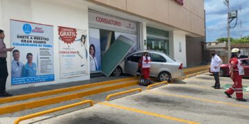 Mujer impacta contra Farmacia Guadalajara