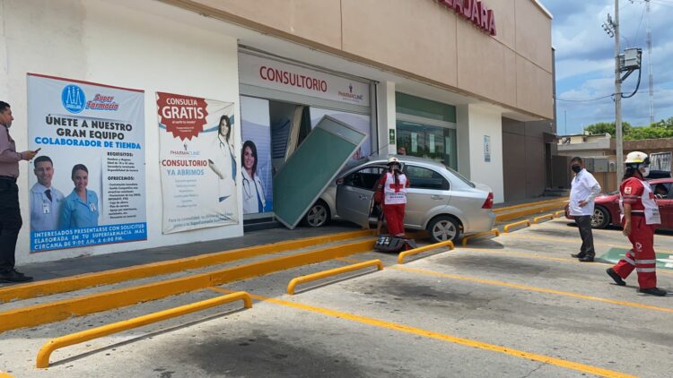 Mujer impacta contra Farmacia Guadalajara