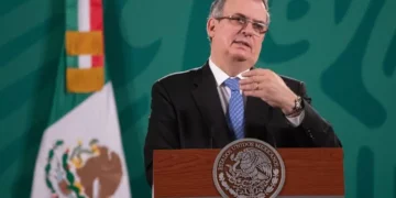 Marcelo Ebrad adelante en las encuestas