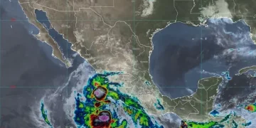 Huracán ‘Blas’ avanza por Michoacán y Colima