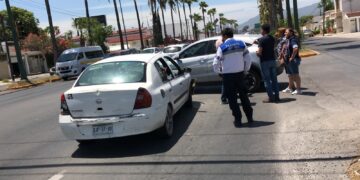 Ignora luz roja e impacta camioneta en el 8 Olivia Ramírez