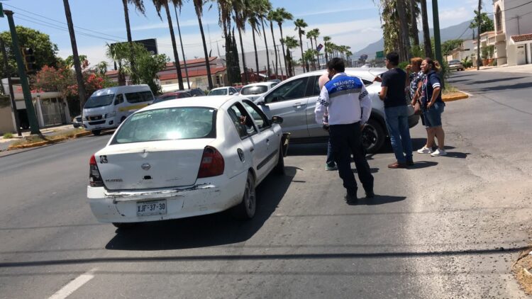 Ignora luz roja e impacta camioneta en el 8 Olivia Ramírez