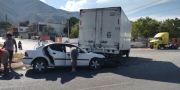 Se impacta con camión de carga por conducir a exceso de velocidad