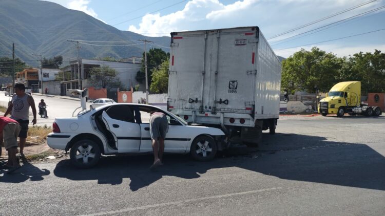 Se impacta con camión de carga por conducir a exceso de velocidad