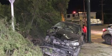 Parranda termina mal, choca contra árbol en el 00 Carrera