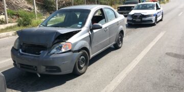 Falla mecánica provoca choque por alcance en blvd Praxedis Balboa