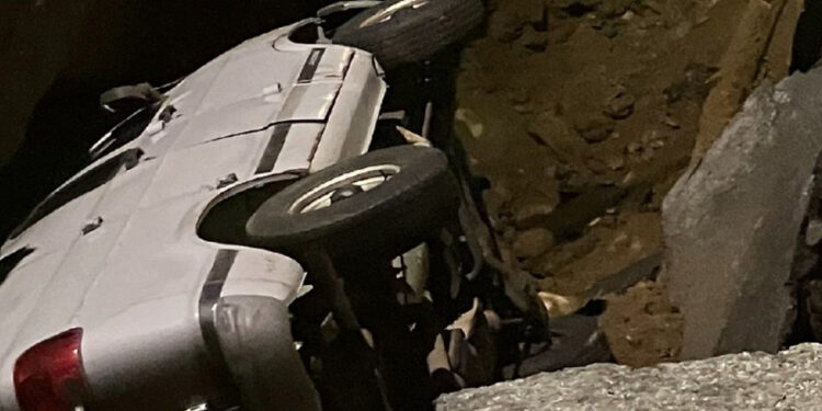 Socavón se ‘traga’ camioneta en Nueva York