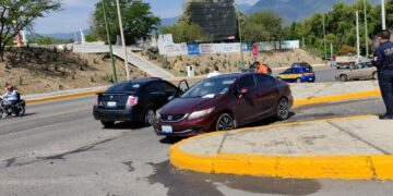 Impacta vehículo al incorporarse en Av. del Estudiante