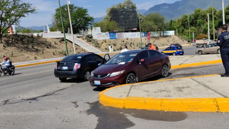 Impacta vehículo al incorporarse en Av. del Estudiante