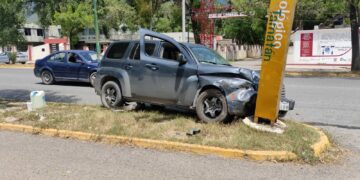 Choca vehículo y derriba poste en Calzada de Tamatán