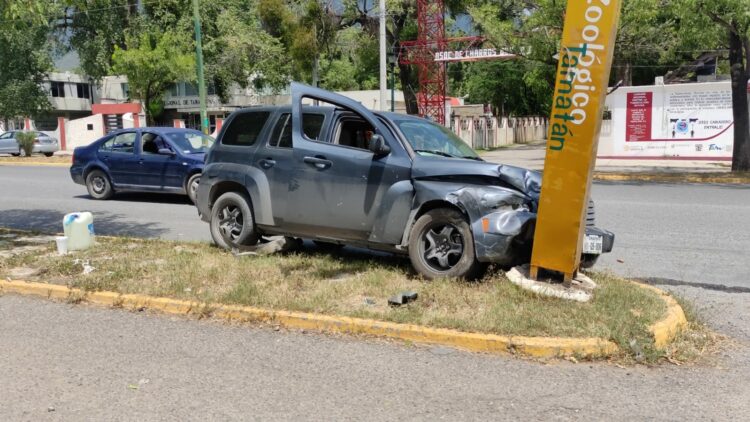 Choca vehículo y derriba poste en Calzada de Tamatán