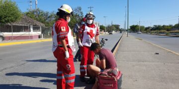 Joven cae de su moto por exceso de velocidad