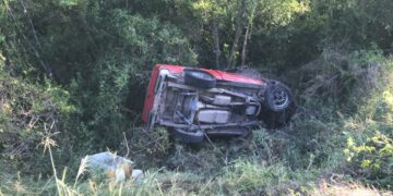 Mujer sale ilesa en volcadura carretera vieja a Tula