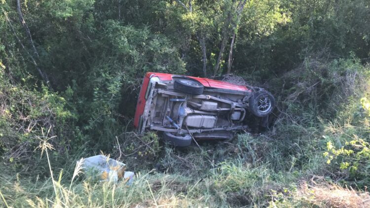 Mujer sale ilesa en volcadura carretera vieja a Tula