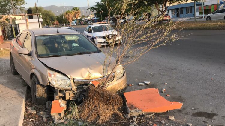 Se impacta en estado de ebriedad contra jardinera