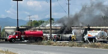 Explota pipa al ser impactada por el tren 