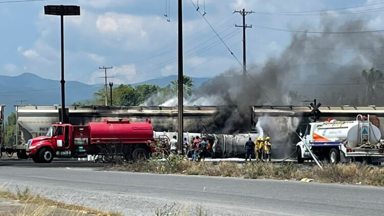 Explota pipa al ser impactada por el tren