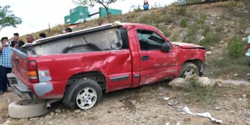 Se voltean albañiles en estado de ebriedad