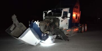 Pareja se salva de morir al estrellarse con tráiler