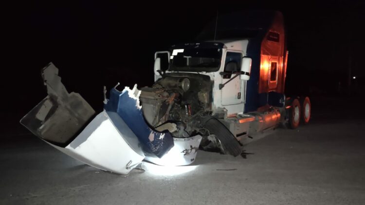 Pareja se salva de morir al estrellarse con tráiler