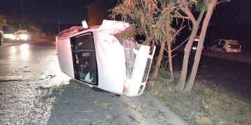 Mujer en estado de ebriedad se voltea en libramiento naciones unidas