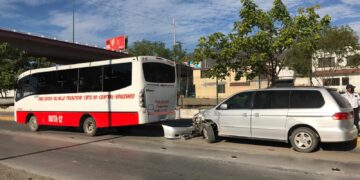 Choca con microbusero en el Eje Vial