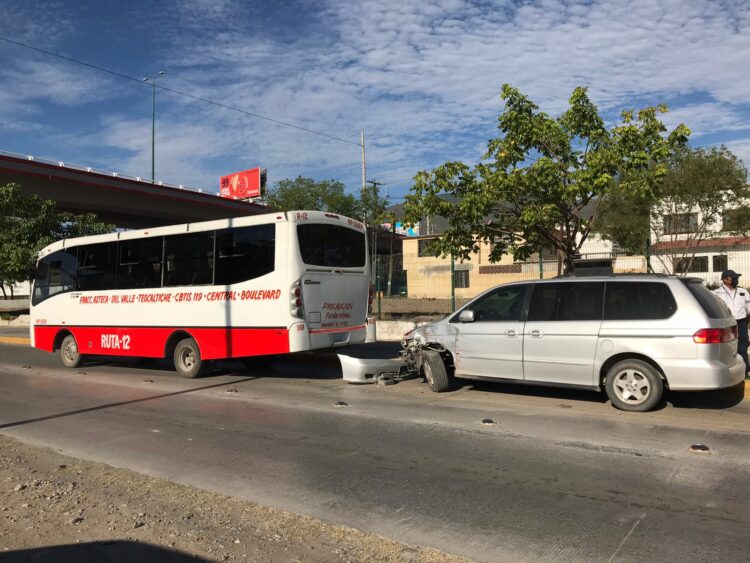 Choca con microbusero en el Eje Vial