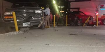 Colisionan en el 8 Aldama y los detienen tubos perimetrales