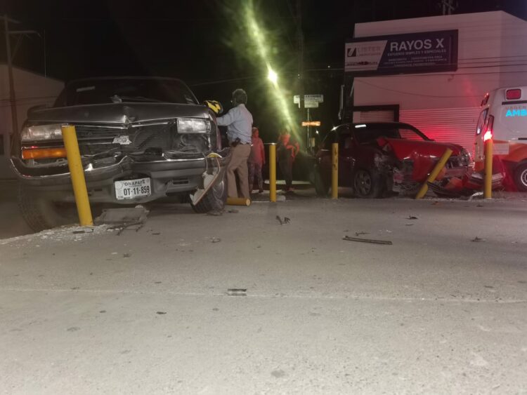 Colisionan en el 8 Aldama y los detienen tubos perimetrales