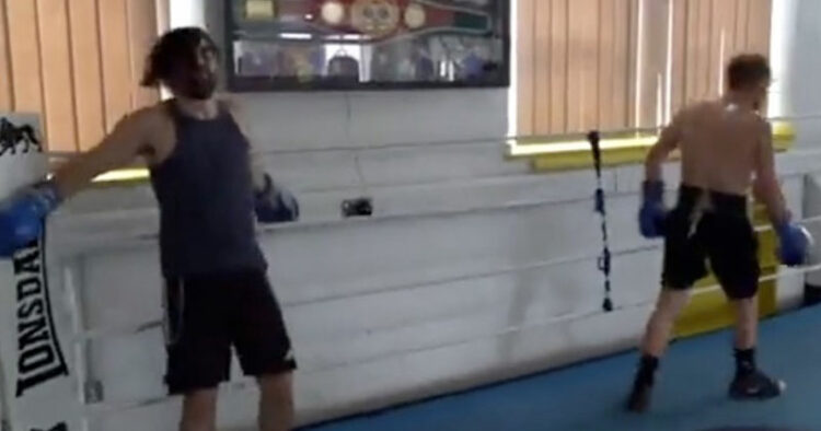 Así trató un campeón de box a troll de Twitter