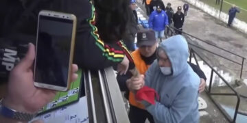 Directivo se vuelve loco e intenta romper micrófono a periodista