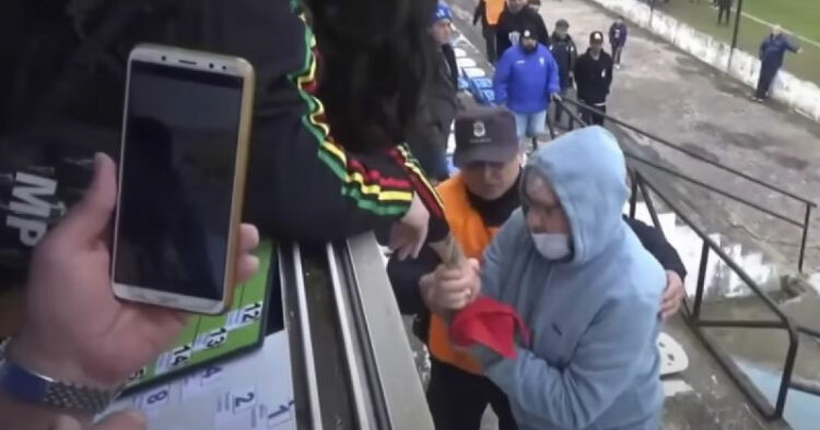 Directivo se vuelve loco e intenta romper micrófono a periodista