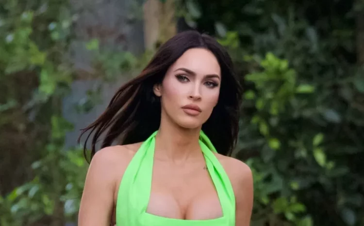 Megan Fox y el atrevido crop top neón que robó cámara