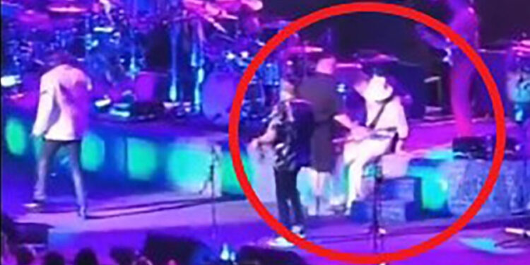 Momento exacto en que Carlos Santana se desmaya en concierto