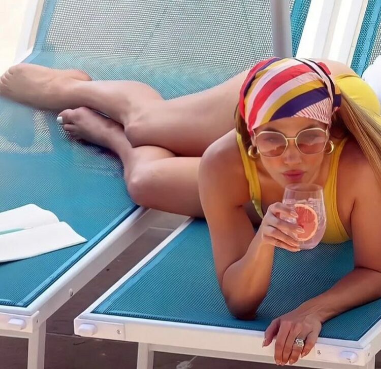Captan a Jenifer Lopez con hermoso traje de baño amarillo