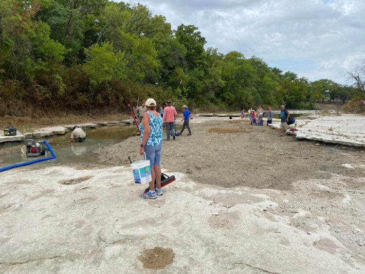 Descubren huellas de dinosaurios en un río afectado por la sequía en Texas