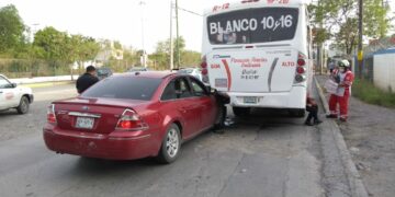 Se impacta contra Microbús en el eje vial