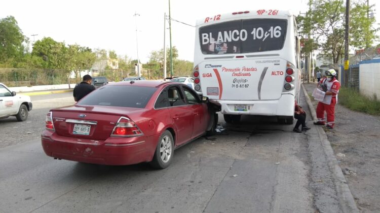 Se impacta contra Microbús en el eje vial