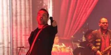 Ricardo Arjona en pleno concierto arremete contra lenguaje inclusivo