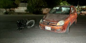 Embiste conductor a motociclista