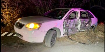 Empleada de la Kemet choca contra luminaria